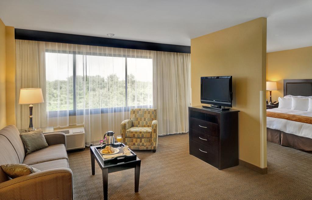 Radisson Hotel Freehold Room photo